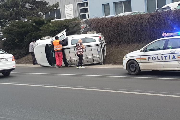 O mașină s-a răsturnat în comuna Baciu - FOTO