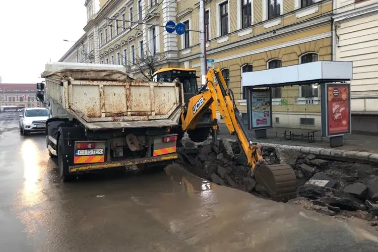 Avaria la conducta de apă din Piața Avram Iancu a afectat și transportul în comun