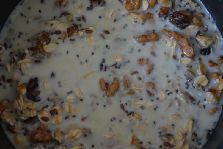 Fulgii de ovăz cu stafide și nuci, rezolvarea problemelor digestive