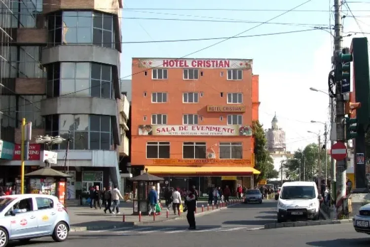 Hotelul Cristian, construit cu autorizație de gheretă, pe trotuar în Piața Mihai Viteazu nu poate fi demolat. Boc: Întrebați-l pe Funar   