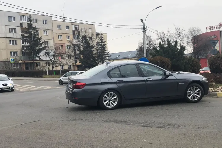 Un BMW a intrat în sensul giratoriu de la Spitalul de Recuperare. Șoferul nu era acolo - FOTO