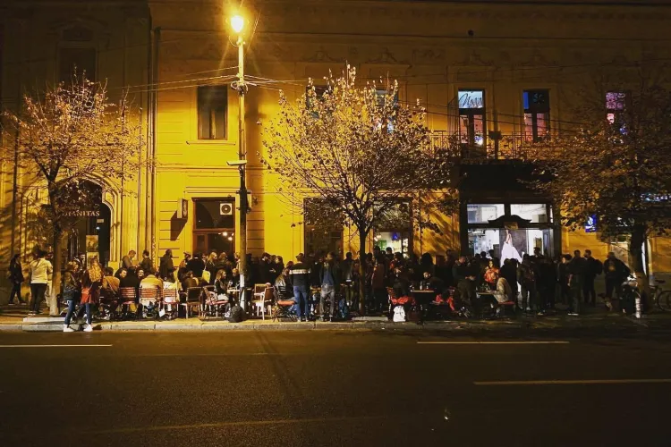 Haos la barul Sisters. Clujenii nici nu mai pot folosi trotuarul: Dacă îi critici, îți sar hipsterii în cap / UPDATE
