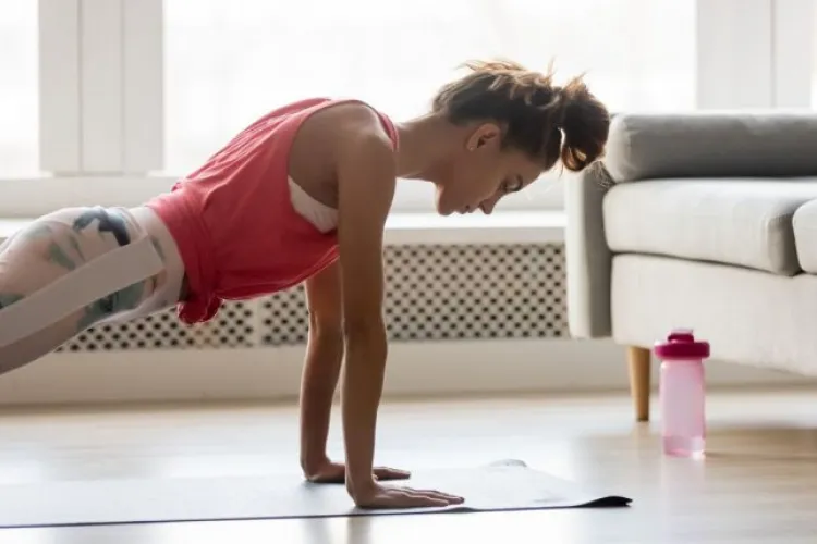 7 exerciții eficiente pe care să le faci acasă pentru arderea caloriilor în timp RECORD