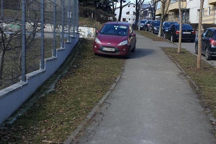Parcare fără jenă în Zorilor, pe strada Viilor. Amenzile au crescut degeaba - FOTO