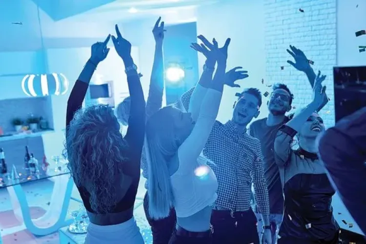 Petreceri ilegale sparte de poliție la Dej. Amenzi grase pentru organizatori