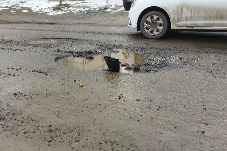 Cratere la intrare în Cluj-Napoca, în Borhanci! Șoferii își distrug mașinile. Cine plătește cauciucurile tăiate? - FOTO