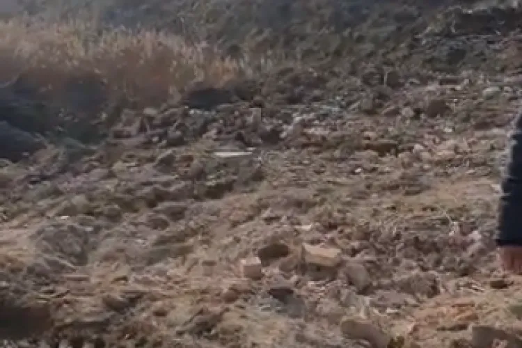 Molozul depozitat ilegal la nici un kilometru de sursa de alimentare cu apă a municipiului Turda