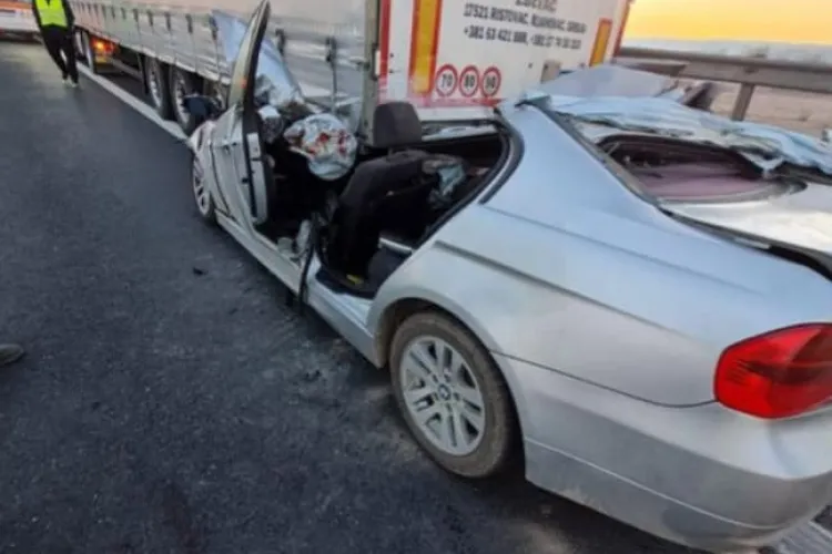 Accident mortal pe autostradă! A intrat direct sub un TIR - FOTO