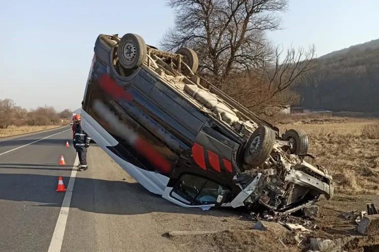 Autoutilitară răsturnată între Căpușu Mare și Gilău - FOTO