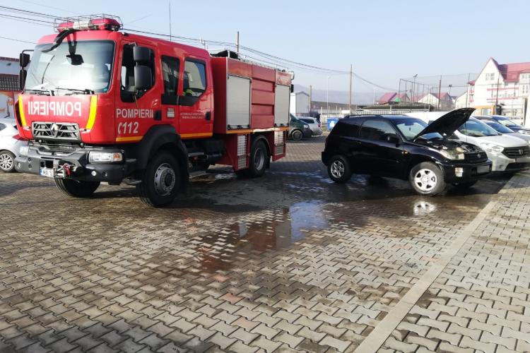 O mașină a luat foc într-o parcare din Florești - FOTO