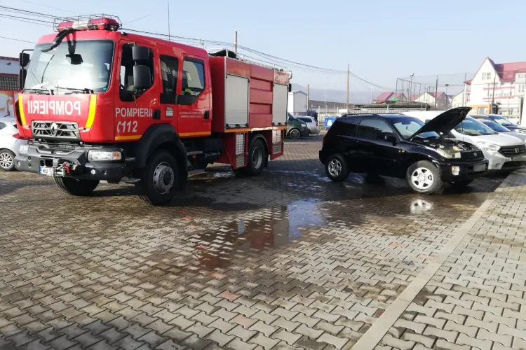 O mașină a luat foc într-o parcare din Florești - FOTO