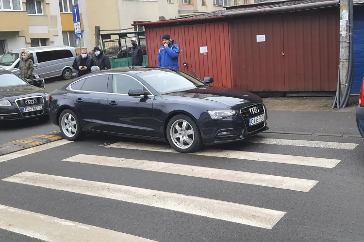 Incident cu un șofer parcat pe trecerea de pietoni de lângă Școala Iuliu Hațieganu! Un părinte i-a atras atenția și a fost jignit - FOTO