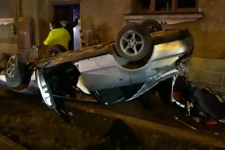 Accident pe Calea Turzii! S-a răsturnat, după ce trecut pe celălalt sens și a intrat într-o clădire - FOTO