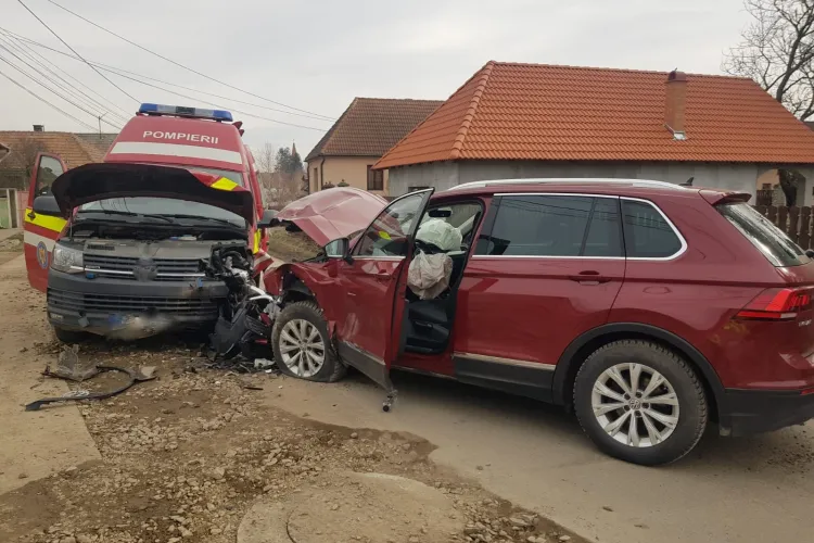 Ambulanță SMURD lovită de o mașină de teren - FOTO   