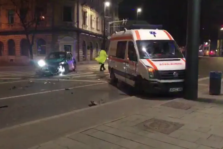 Accident pe strada Horea! O ambulanță a fost lovită de o altă mașină - VIDEO și FOTO