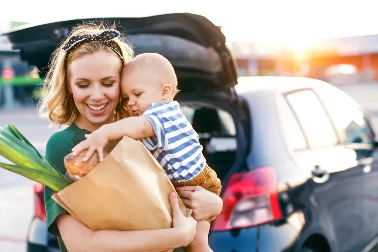 Clujeancă dată afară dintr-un magazin pentru că intrase cu căruciorul de copii. Angajații se temeau că a venit la furat