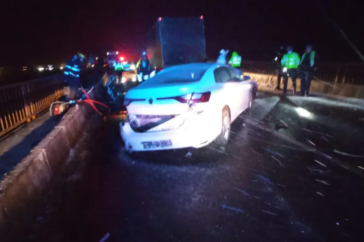 Accident pe DN1, la Avrig. Impact violent cu autocamion - FOTO un 