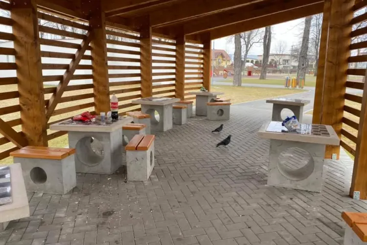 Mizerie în Parcul Poligonului din Florești: Tinerii vin și ascultă manele. Doamne ferește să păstrăm ce avem - FOTO