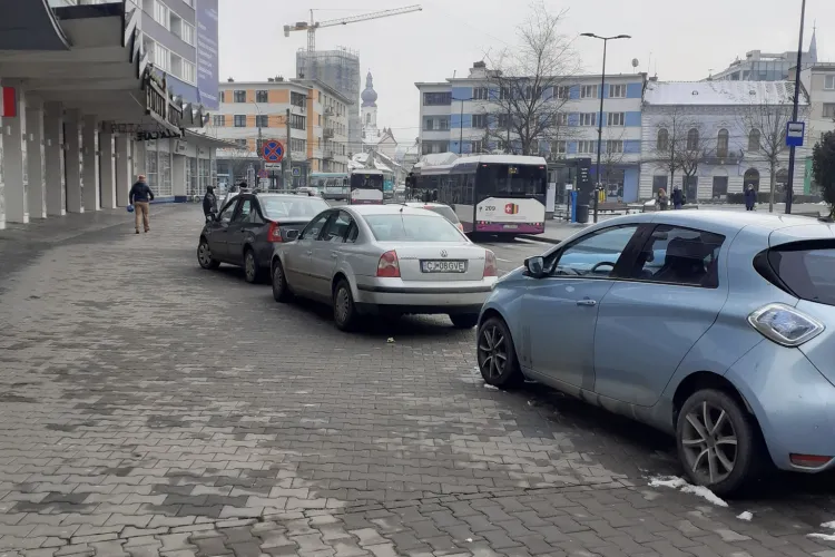 Clujenii parchează deja în ușa Cinema Florin Piersic, pe trotuar - FOTO   