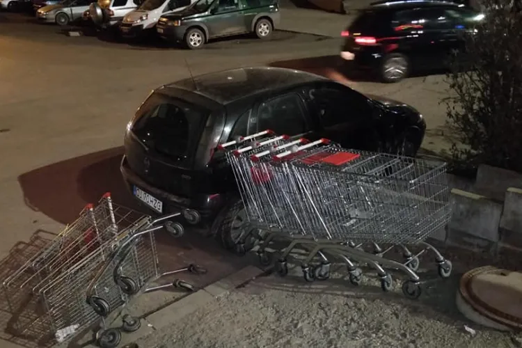Distracție de adolescenți la Cluj! Au împins un ”tren” cu cărucioare într-o mașină - FOTO