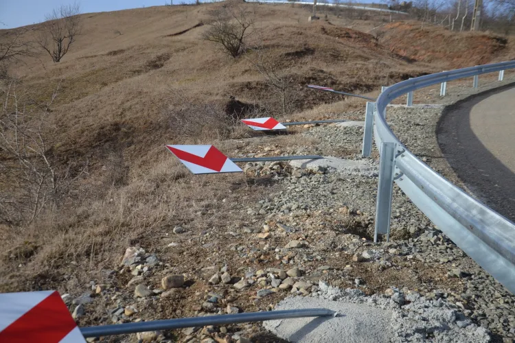 Strada asfaltată din comuna Iara a fost vandalizată noaptea trecută - FOTO