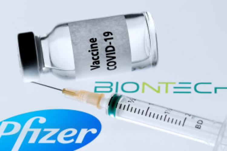 Cea mai mare tranșă de vaccinuri Pfizer ajunge luni în România. Câte doze vin la Cluj?