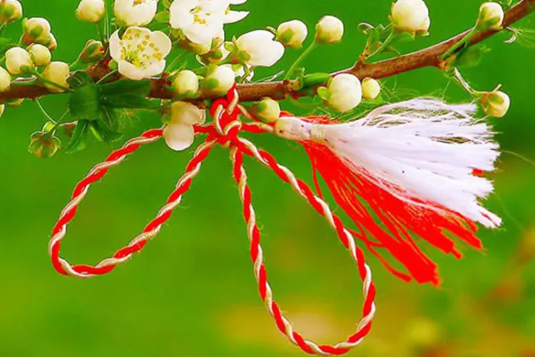 Cât timp se poartă mărțișorul pentru a aduce noroc. Tradiția venită de la strămoșii noștri