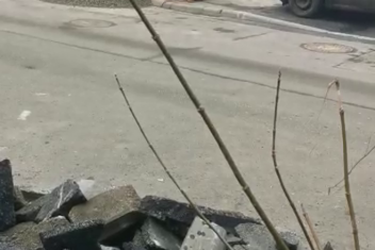Trotuar de pe strada Arieșului, refăcut după ce a fost asfaltat prost acum șase luni - VIDEO