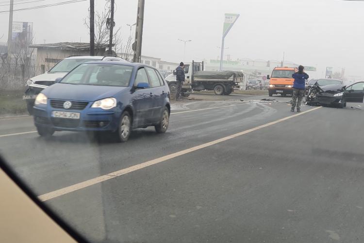 Accident în Gilău, în zona OMV! Două mașini s-au lovit și traficul este afectat - FOTO