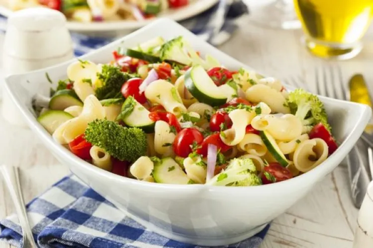 Rețetă de salată cu paste și ouă. Explicații pas cu pas pentru o salată nemaipomenită