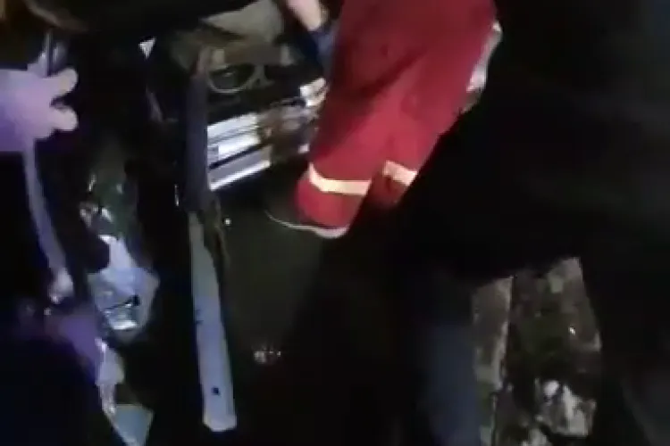 Un BMW a derapat pe Calea Baciului! Imagini FILMATE înainte de sosirea salvatorilor. Șoferul era blocat în mașină - VIDEO