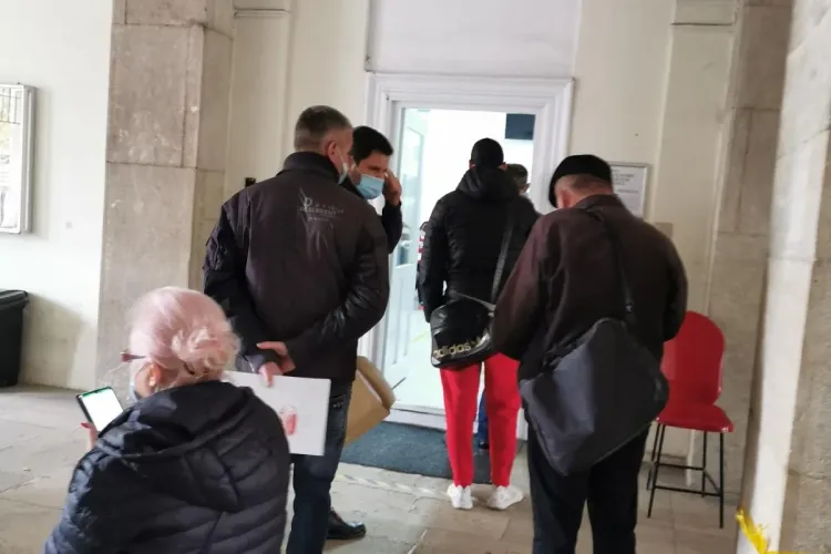 Se poate! După șase luni, Primăria Cluj-Napoca a reparat aparatul de bilete de ordine de la Taxe și Impozite