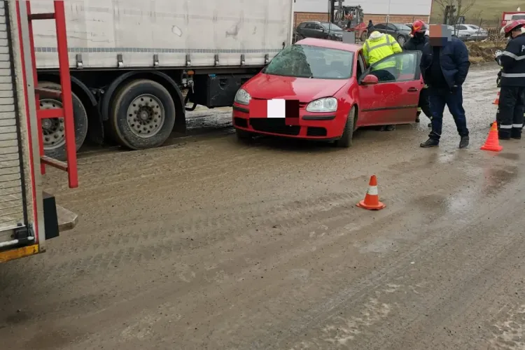Un șofer a pierdut controlul volanului și s-a izbit de un autocamion - FOTO