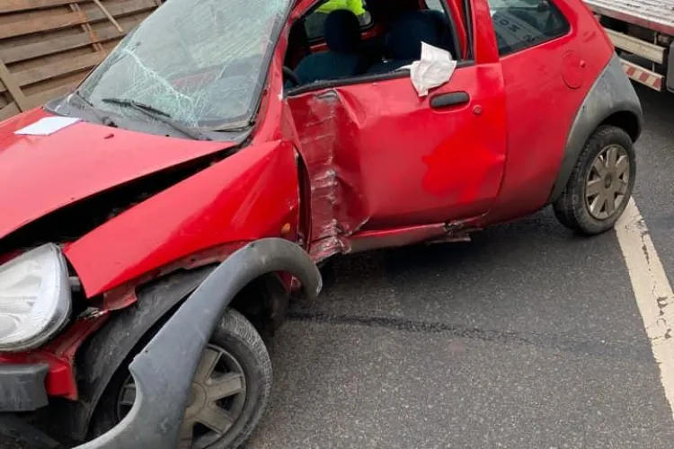 Accident pe drumul de la Sfântul Ion, înainte de Roata. A derapat și a intrat în gard - FOTO