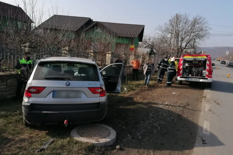 Accident în Cășeiu. Mașinile au spulberat un gard - FOTO