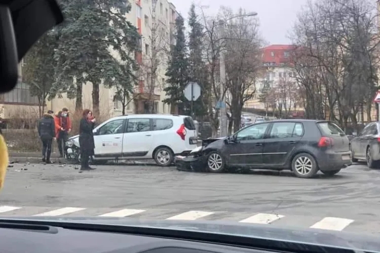 Accident în cartierul Zorilor, la intersecția Pasteur cu Viilor, din cauza neacordării de prioritate - FOTO