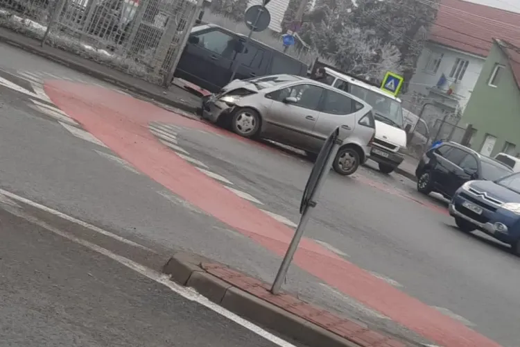 Accident in sensul giratoriu de pe strada Fabricii - VIDEO