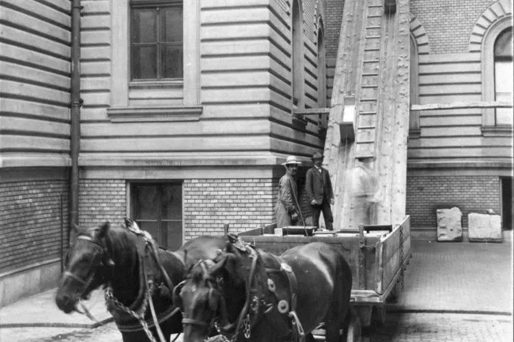 FOTO. Cum s-au mutat cărțile în sediul Bibliotecii Centrale Universitare „Lucian Blaga” din Cluj-Napoca în urmă cu un secol?