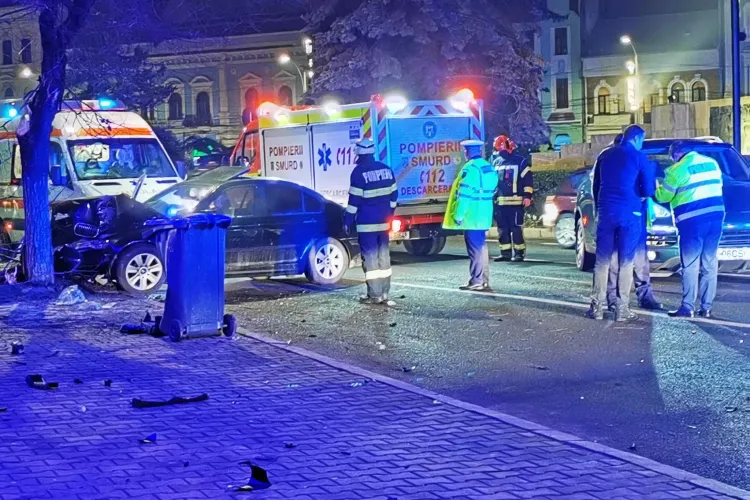 Accident în Piața Mihai Viteazu. A derapat și a intrat într-un copac. E al treilea accident miercuri seara - FOTO