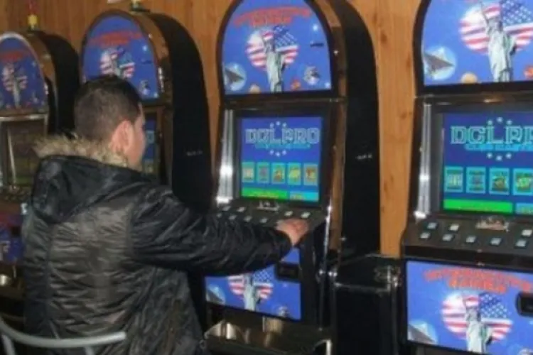 O femeie a vrut să-și ia soțul de la păcănele, iar acesta a bătut-o cu un scaun