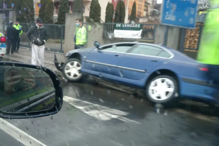 Parcare laterală în Baciu sau accident? Internauți râd degeaba, pentru șoferul din imagine e victima  - FOTO