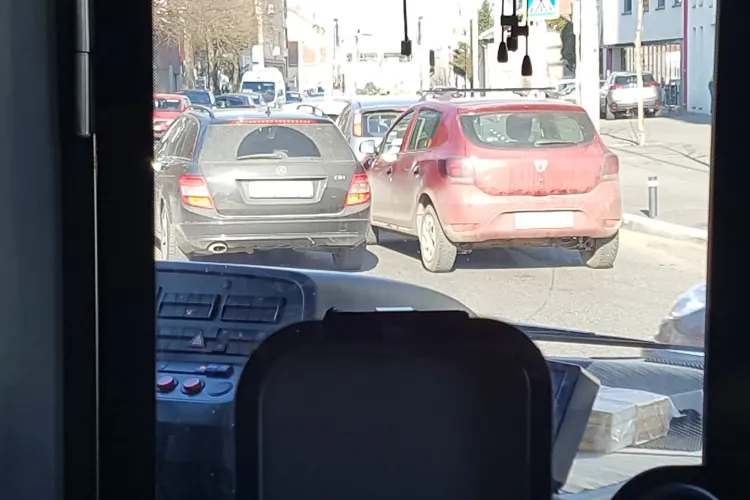 Trafic blocat pe Brâncuși. Un TIR s-a chinuit să intre la clădirea AROBS - VIDEO