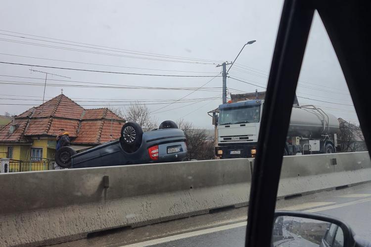Mașină răsturnată pe drumul Cluj - Turda - FOTO