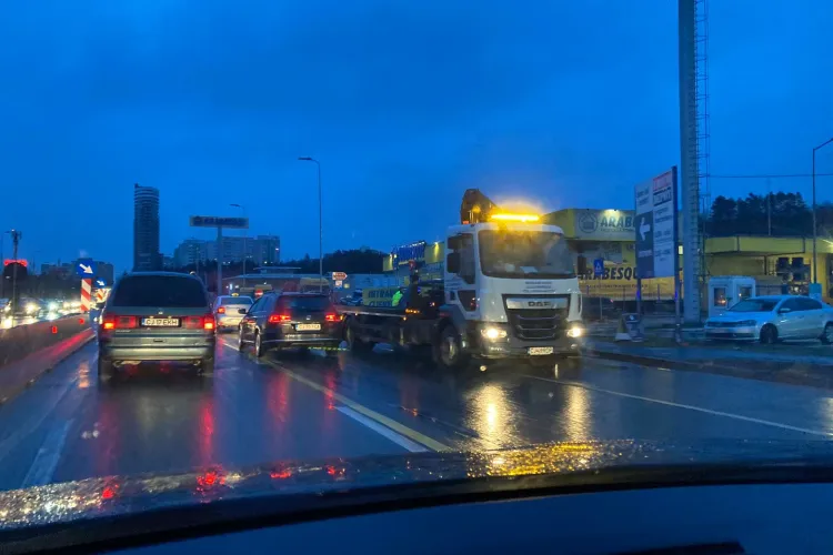 Circ lângă VIVO, la ridicarea mașinii AMERICANE care stă acolo de sâmbătă: E mașină de sute de mii de euro. Vrei șpagă? - VIDEO