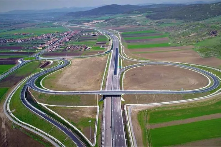 Constructorul autostrăzii Sebeş - Turda promite că termine lucrarea până în vară   