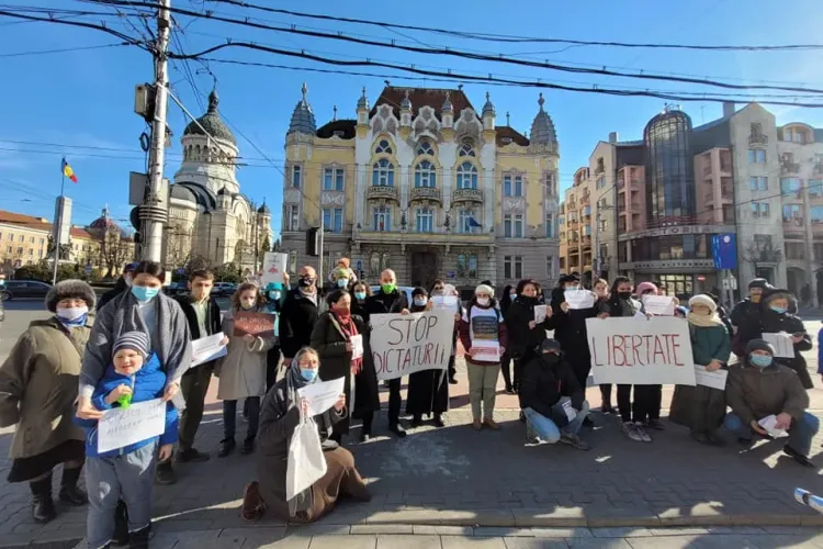 AUR a protestat la Cluj față de vaccinarea obligatorie - FOTO