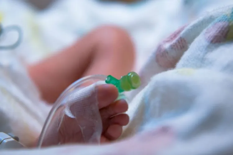 Mărturii șocante ale părinților diagnosticați cu cancer în spitalele din România: „Noaptea ne întindeam pe o placă de lemn”