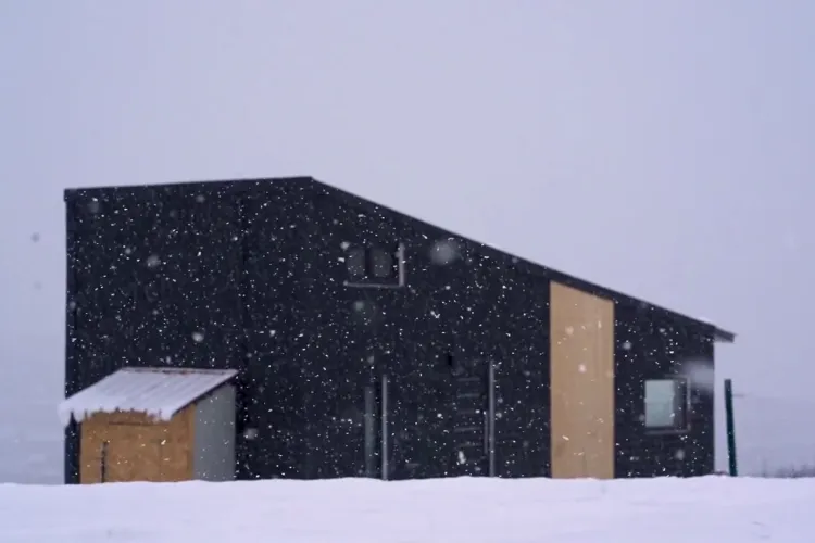 Casa pe roți la Cluj, cu 23.000 euro. Costul de întreținere e infim. Hai să facem turul casei - VIDEO