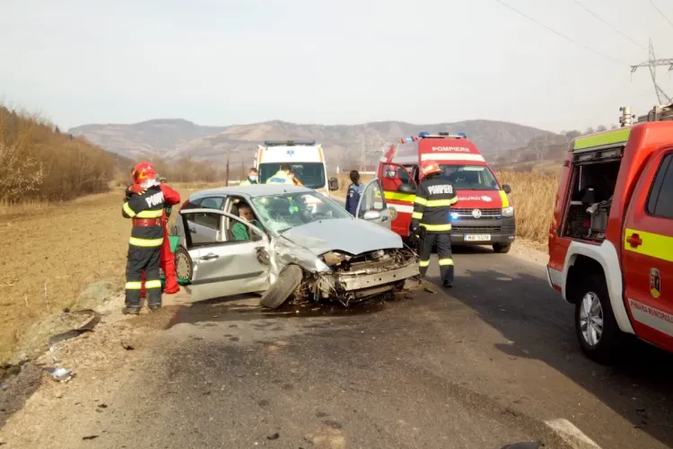 ACCIDENT rutier lângă Fizeșu Gherlii. Două persoane au fost transportate la spital