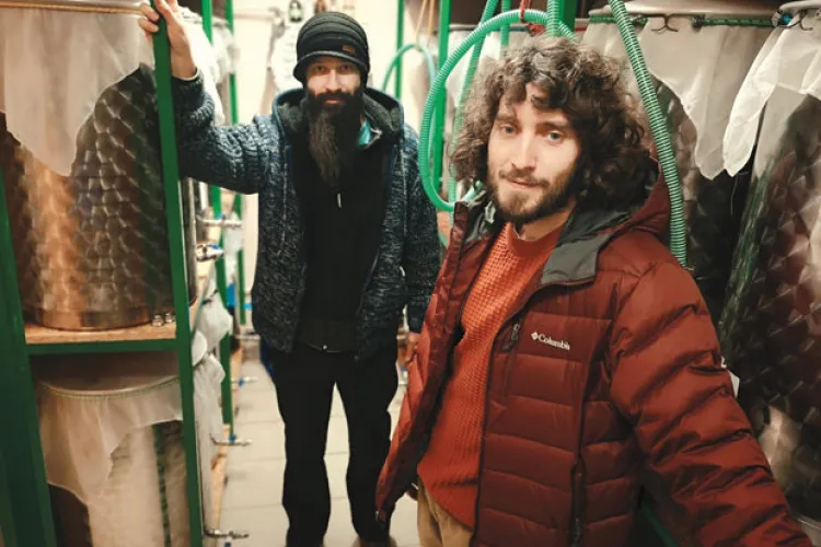 Românii fac bani din piatră seacă. Cum au transformat doi tineri din Cluj o bacterie într-un business de succes